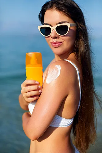 sun protection during tanning with sunscreen and hat