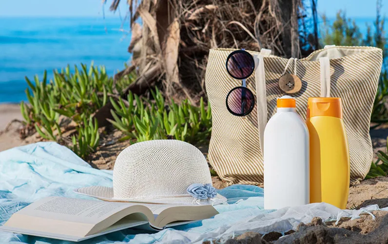 sun protection during tanning with sunscreen and hat