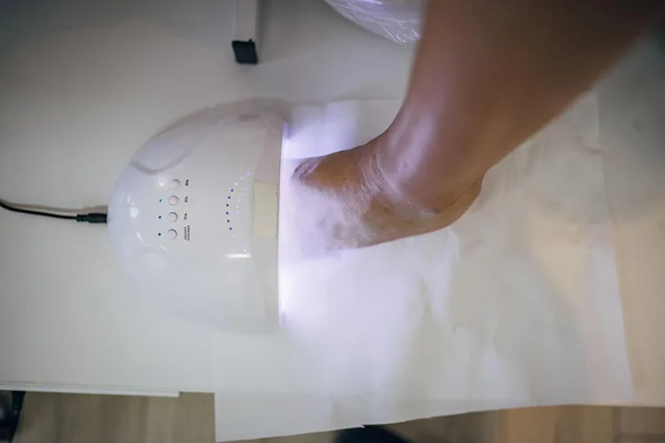 UV light therapy device for toenail fungus treatment